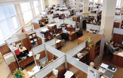 După pandemie, 45% dintre angajaţi se aşteaptă să revină complet la viaţa de birou