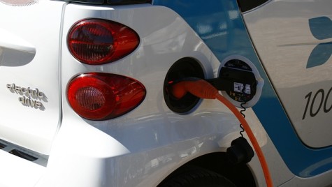 Sondajul BEI privind clima: 81% dintre români vor să cumpere mașini electrice sau hibride