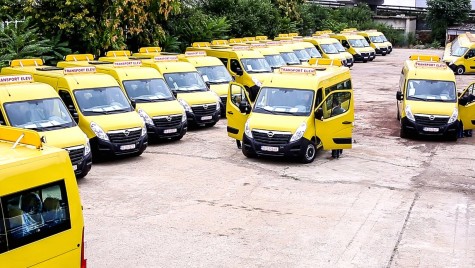 1.300 de Opel Movano asigură transportul elevilor
