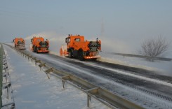 Peste 540 de utilaje ale CNAIR curăţă zăpada de pe şosele
