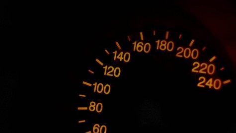 În Belgia, 1 șofer din 3 reduce viteza pentru a contracara prețurile mari la carburanți