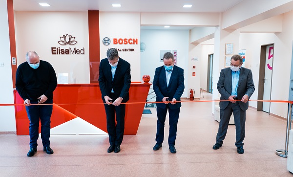 Bosch investește în sănătatea și siguranța angajaților săi și deschide propriul centru medical în Blaj. Angajații și membrii de gradul întâi ai familiilor acestora vor beneficia de servicii medicale gratuite. Unitatea de producție din Blaj este una dintre puținele fabrici Bosch din lume care oferă astfel de beneficii pentru angajaţii săi.Bosch, lider global în furnizarea de tehnologii şi servicii, a inaugurat un Centru medical la Blaj. Clădirea centrului se întinde pe o suprafatață totală de 600 de metri pătraţi și afișează un regim de înățime de parter plus etaj, unde se regăsesc cabinete medicale de specialitate, medicina muncii, săli de curs, sală de gimnastică, vestiare, dar şi un cabinet dedicat pentru efectuarea testelor Covid-19.La momentul deschiderii spitalului Robert-Bosch din Stuttgart în 1940, Robert Bosch declara: „Cu toţii ar trebui să încercăm să îmbunătăţim situaţia actuală: nimeni nu ar trebui să se mulțumescă doar cu ce a realizat, ci ar trebui să se straduiască întotdeauna să devină mai bun.”„Vorbele sale ne-au servit drept motivație și de aceea, chiar de la deschiderea unității noastre de producție în Blaj, am înființat un cabinet medical la noi în fabrică”, a spus Dirk Arnold, director tehnic al fabricii Bosch din Blaj. „Astăzi, odată cu inaugurarea oficială a centrului medical, serviciile de sănătate devin mai abordabile și mai ușor de accesat.”, a adăugat Arnold.