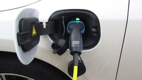 82% dintre conducătorii auto ar utiliza o maşină electrică