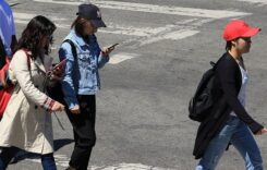 Pietonii care folosesc telefonul mobil când traversează strada vor fi amendați cu 290 – 435 lei. Proiect