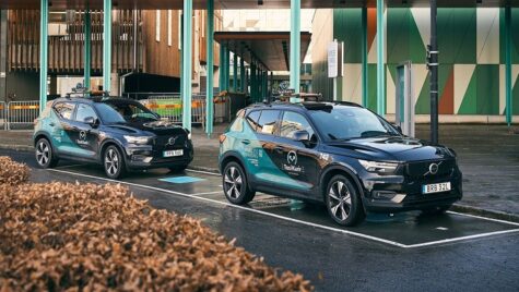 Volvo experimentează, pe o flotă de taxiuri, încărcarea wireless a mașinilor electrice
