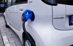 Cumpărătorii de mașini electrice sunt în primul rând motivați de economiile la combustibil. Studiu Deloitte